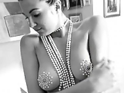 Super sensual woman of pearls at SecretFriends