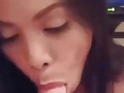 Sexy Filipina Gwennie blow bid white penis
