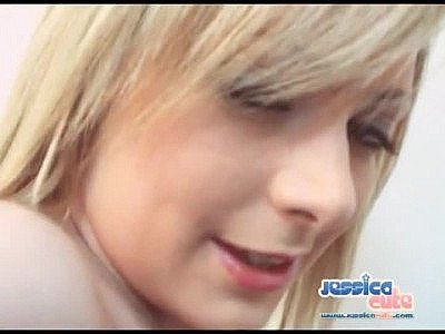 Lifelike pink sextoy masturbates her cunt