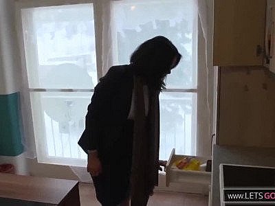 Nerd fickt seine Mature Alte auf dem Tisch