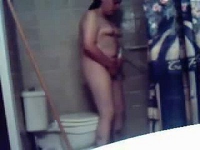 Bbw chick uses shower head to masturbate