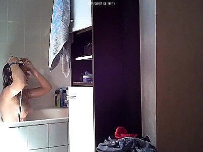 College whore Aylie spreads her vag before bath