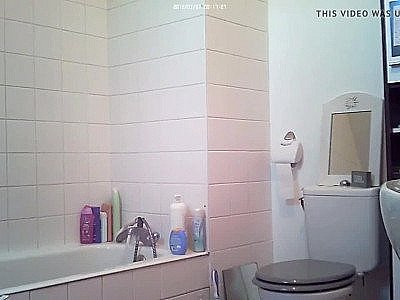 Aylie shows off her huge ass