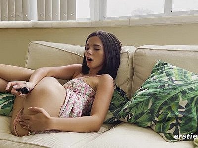 Hot Brunette Enjoys Anal Fun Until She Squirts